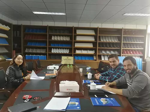 12.04.2018 Аргентина Подписание контракта с заказчиком на автоматическую профилегибочную машину CZ Purlin