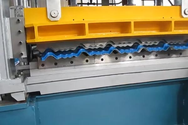 Fly-Cutting Metal Cladding Roll Forming Machine